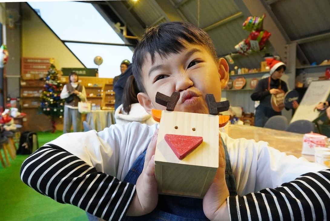 孩子們從打磨、彩繪到組裝,親手完成「聖誕小鹿」,讓現場充滿歡樂氣氛,為歐德集團手護星願活動增添溫馨氛圍!