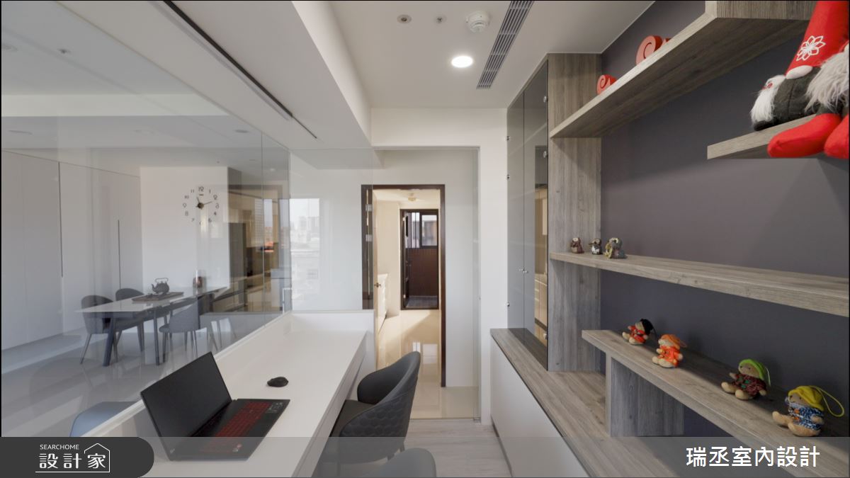 為了滿足屋主對於收藏品的需求,設計師在書房內部增設了錯落的灰藍色層板,男女主人可以隨心所欲地在這些層板上擺放各式各樣的收藏品或藝術品,為家居空間增添個性化的設計亮點,既實用又具美感,讓這個書房成為家中最具創意與品味的一角。