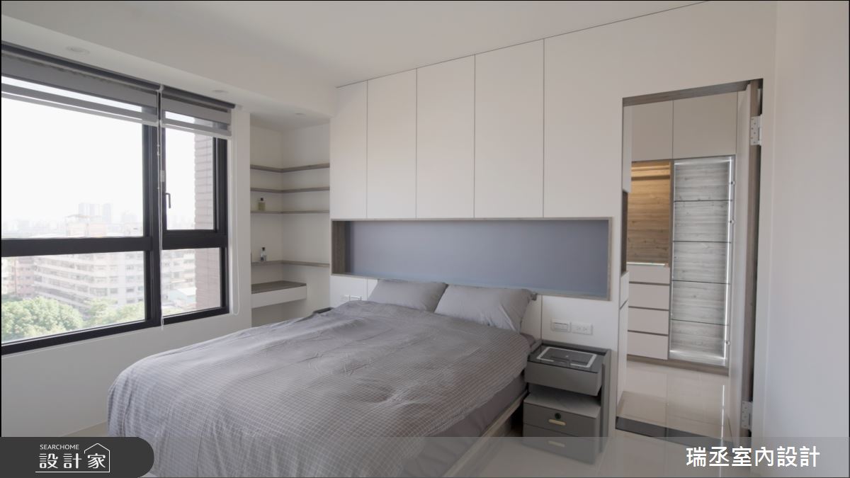 主臥室的設計特別考量到天花板上方的樑,設計師巧妙地運用弧形天花板來弱化視覺上的壓迫感,讓空間更加舒適與開闊。