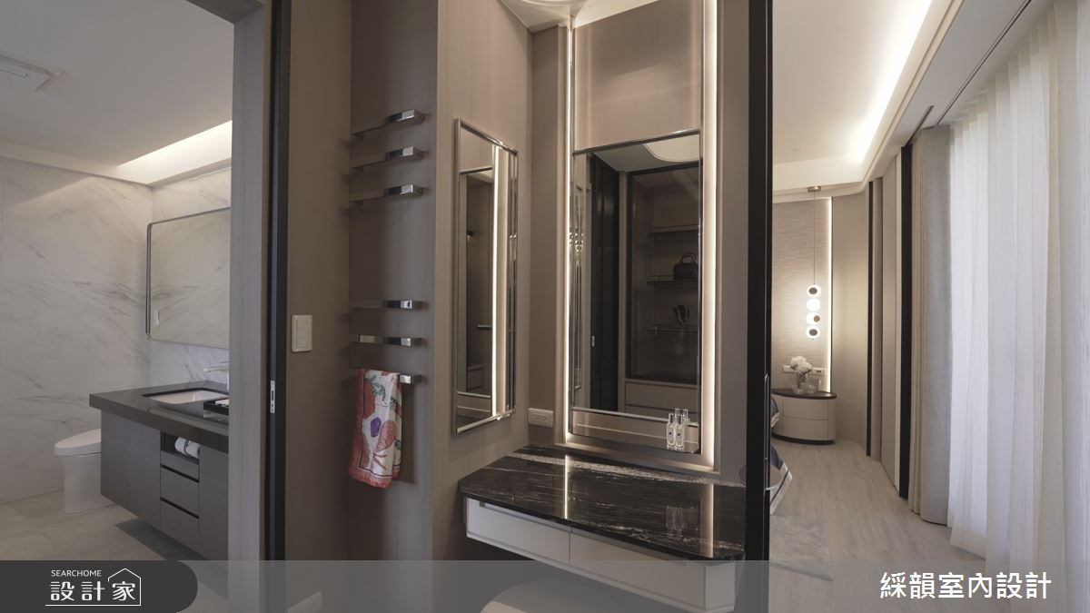 女主人更衣室與主衛浴相連,形成順暢的盥洗流程,滿足女性對於保養與洗漱需求的高效流動性。化妝台設計玻璃屏風嵌入金屬鏤空造型,並搭配飾品盤,提供便利的梳妝空間。