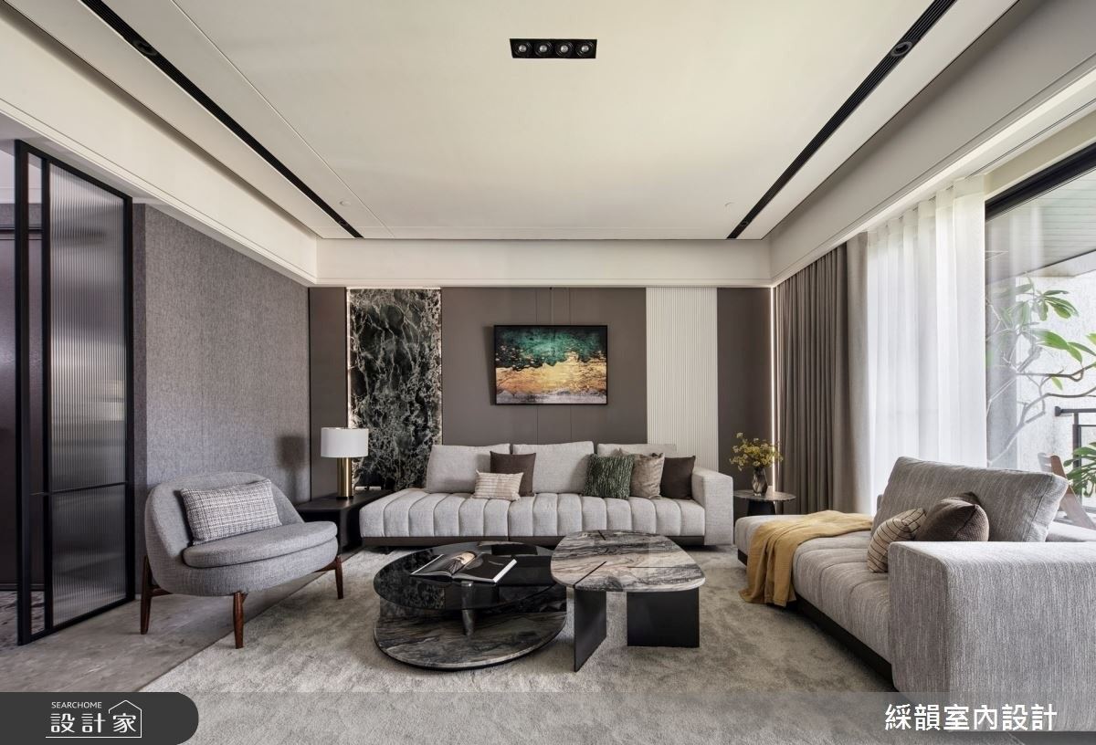 沙發背牆的綠蛇紋石材,成為公領域的吸睛焦點,創造立面層次。