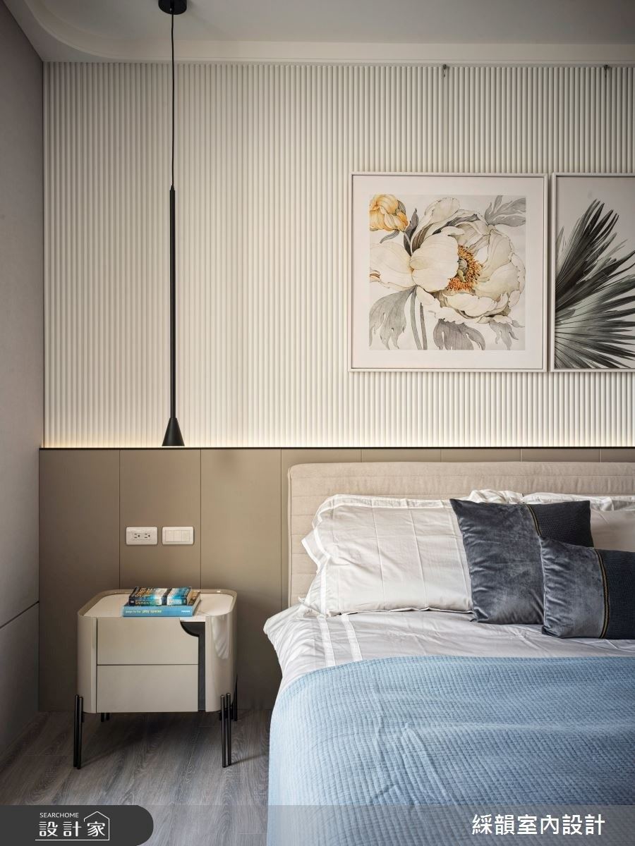 設計師將其一臥房引入白色格柵與燈光的變化,創造出虛實交錯的效果,表現出與眾不同的個性,既具藝術感與舒適度。