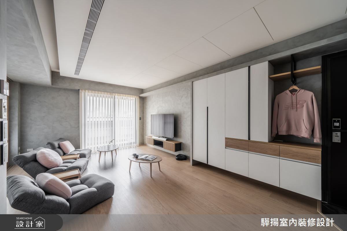 客廳用和室椅取代傳統沙發,搭配簡約茶几,展現小宅的大尺度感。