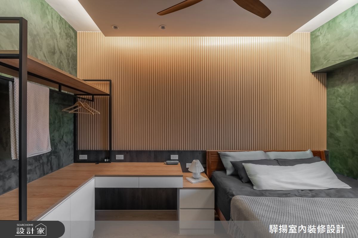 高低錯落的床頭書桌設計,集工作區跟床頭櫃於一體,體現設計師的貼心。