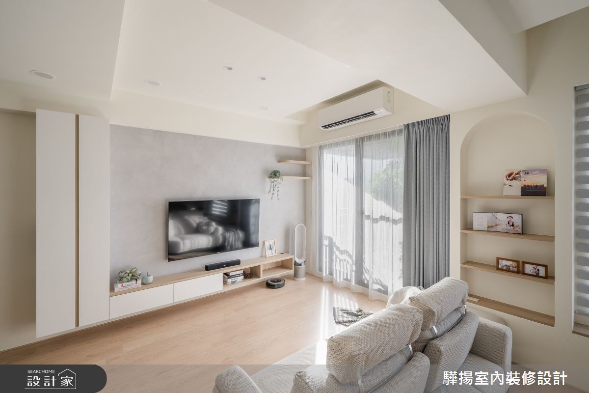 電視牆利用義大利灰泥特殊漆,結合簡約收納櫃,兼具美學跟功能性。