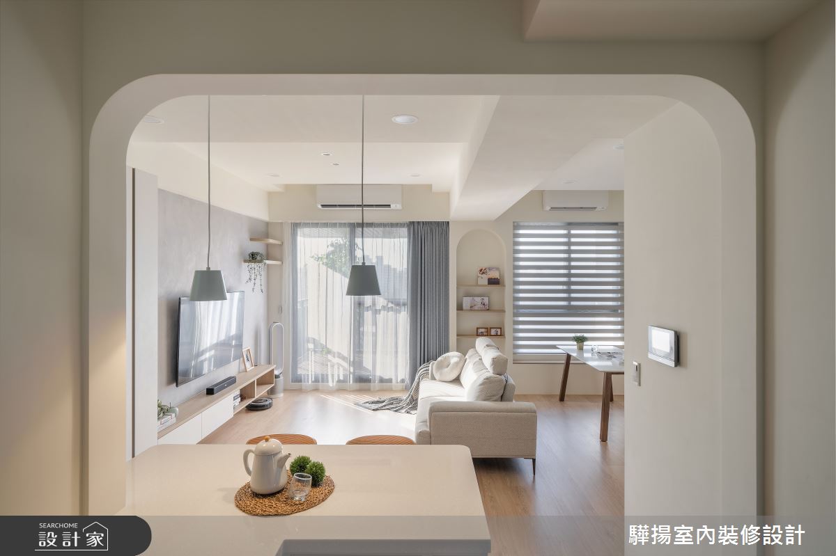廚房與客廳之間的弧形拱門設計,消弭了尖銳稜角,營造出流暢、通透的開放空間感。
