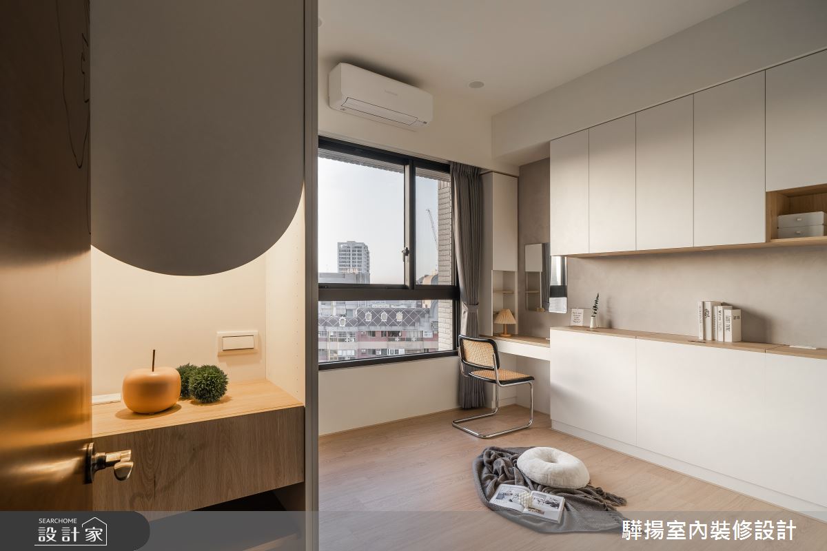 多功能室以實用性高的書桌與櫃體設計,滿足工作、娛樂及臨時客房的多重需求。