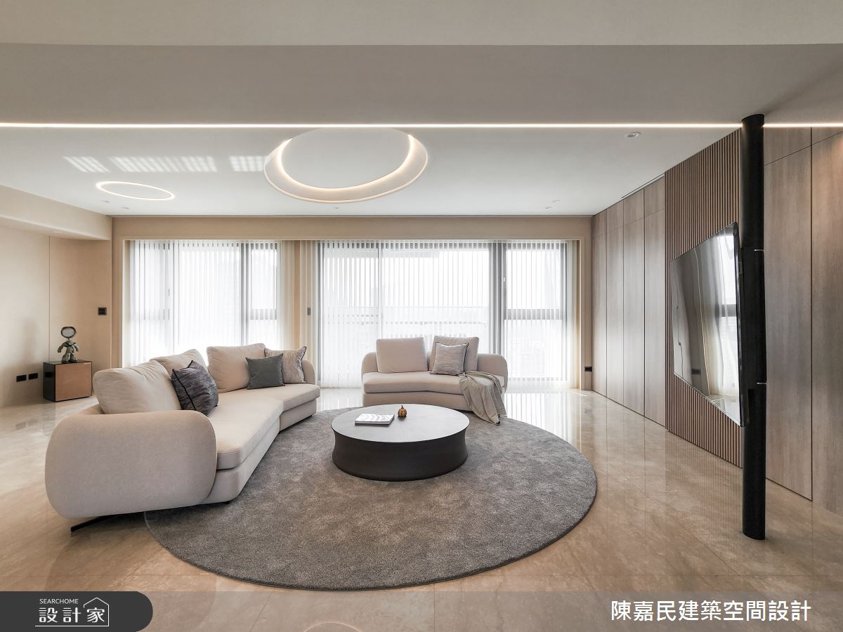 客廳透過弧形沙發與 270 度旋轉鐵件電視牆,整合休息區與空中瑜珈區,使空間既寬敞又多功能。