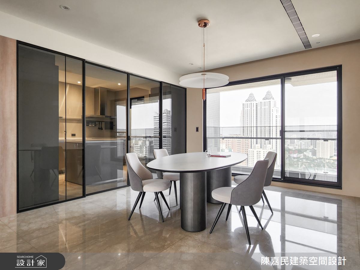 雙開式玻璃拉門界定了餐廚分野,既維持通透感與互動視野,又實現美感及機能的完美平衡。