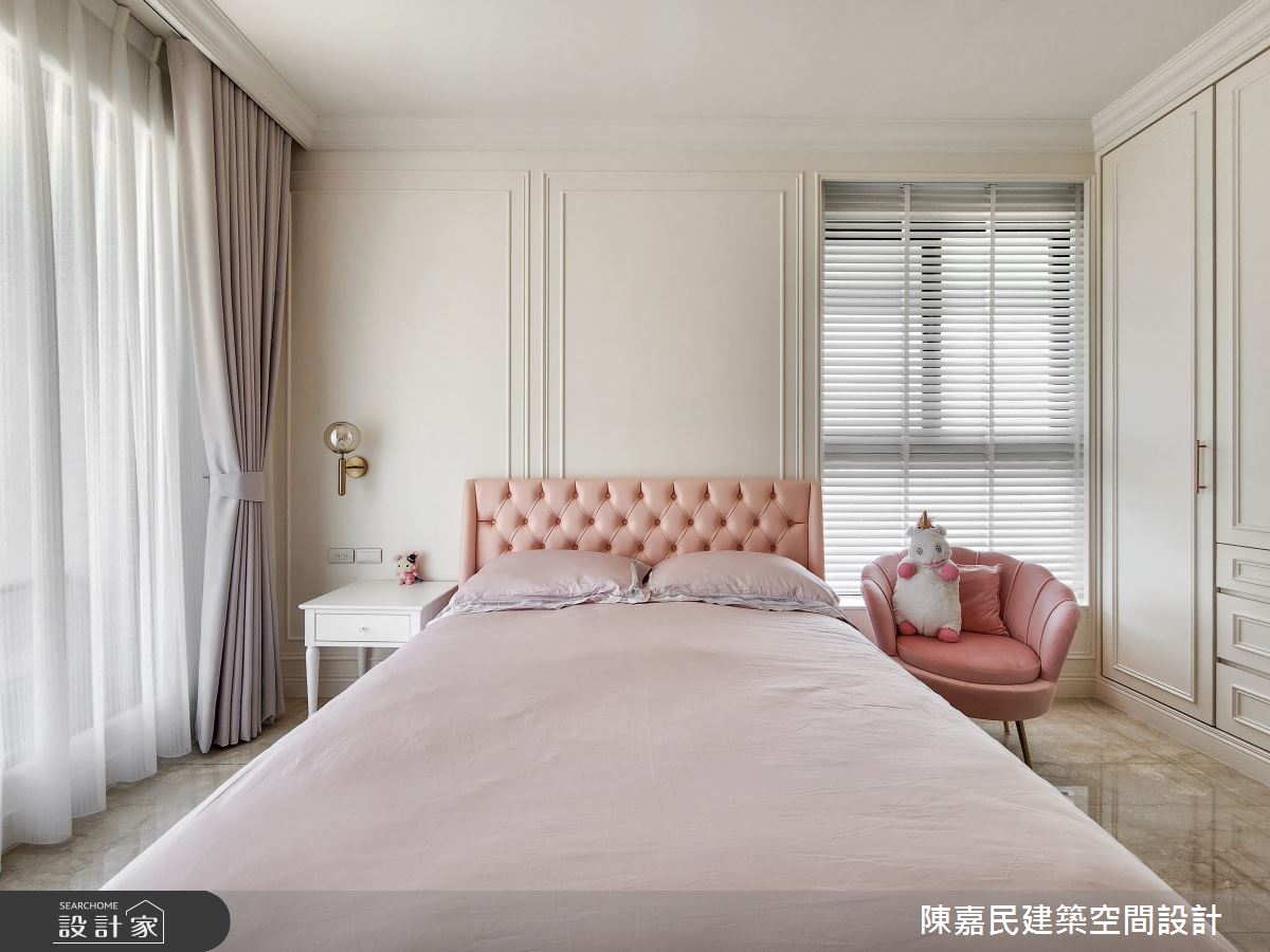 女兒房選擇線板牆面與粉色軟裝,呈現浪漫甜美的氛圍,滿足少女的夢幻。