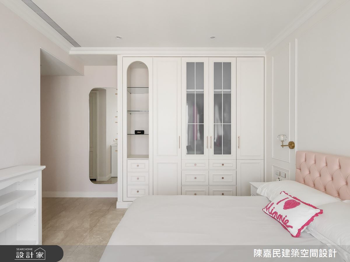 衣櫃以美式格子門結合噴砂玻璃,展現空間的質地變化及細膩巧思。