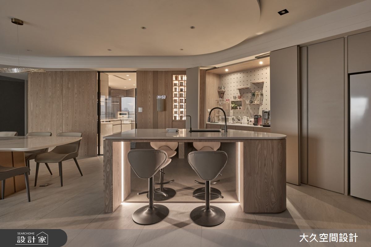 輕食區則使用了隱藏門設計,提升收納便利性,並在吧台旁加設燈光,營造出飯店級的輕奢感,提升溫馨、時髦的氛圍。