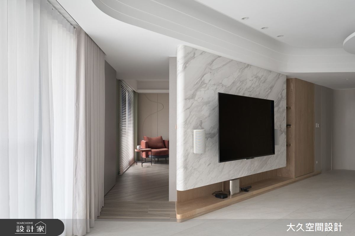 多功能室架高設計區隔內外空間,保持開放感;緩斜坡設計確保無障礙進出,並融入台中歌劇院曲線,提升精緻感。