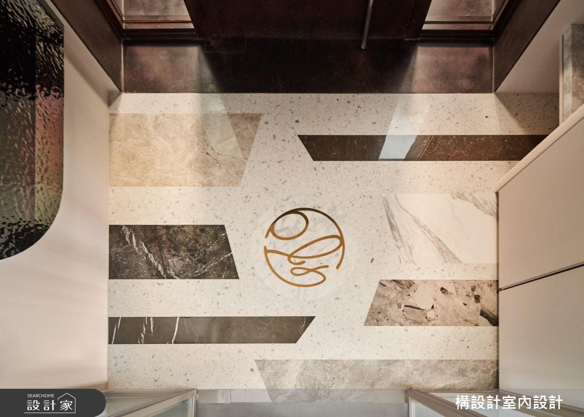 入口處設置部分退縮的大廳作為品牌形象識別,低調又具質感的線條,創造專業形象。