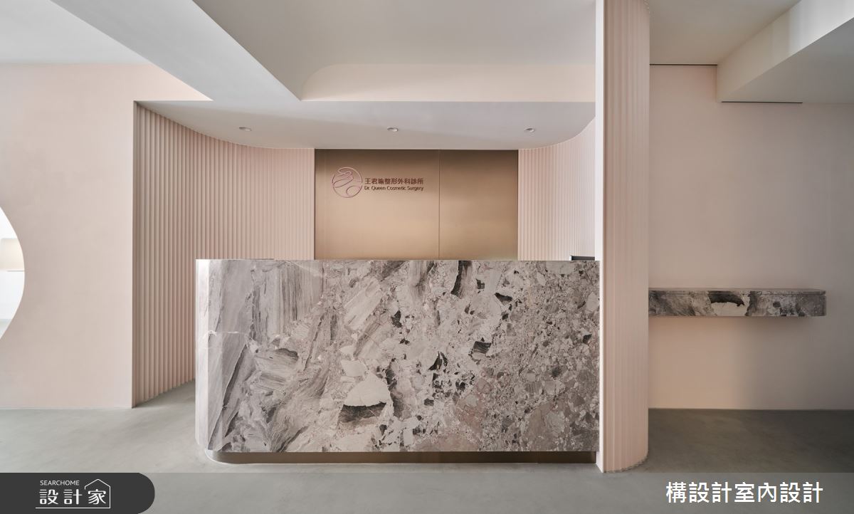 二進式的入口設計,溫馨高雅,為就診者做心境的轉場,同時傳達品牌語彙。