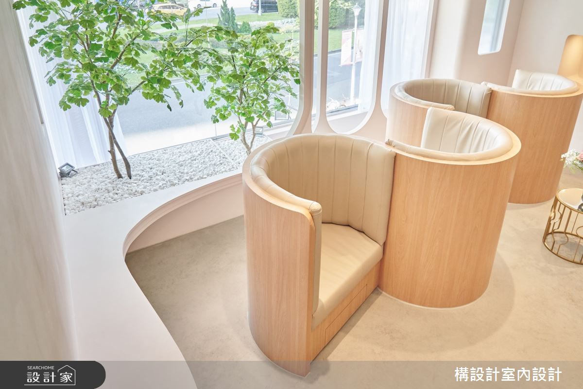 候診區座椅串連起波浪狀與柔和的弧形線條,結合窗邊的綠意與光源,溫馨又鮮活。