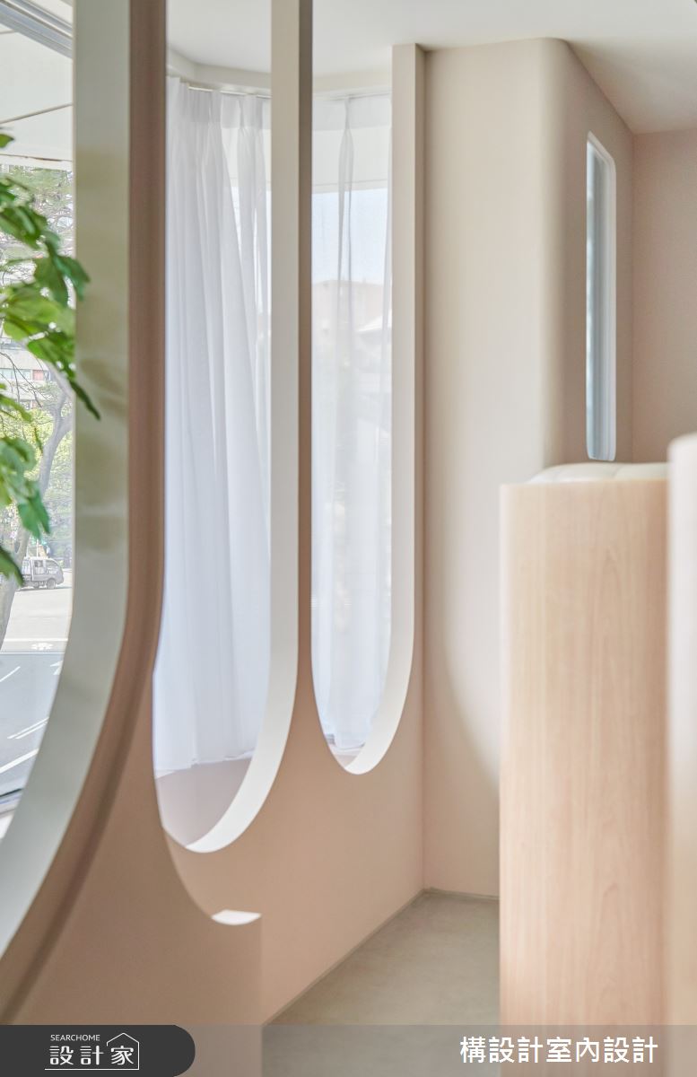 順應天花樑柱重新劃分空間,利用窗型、植栽、造景,巧妙地屏蔽城市的喧囂。