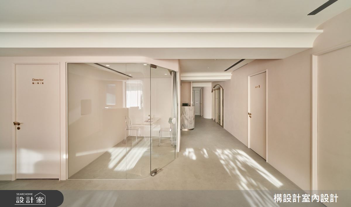 裸粉色搭配淺木色和間接光源,創造出溫柔而明亮的氛圍,一改傳統醫療空間的冰冷感。