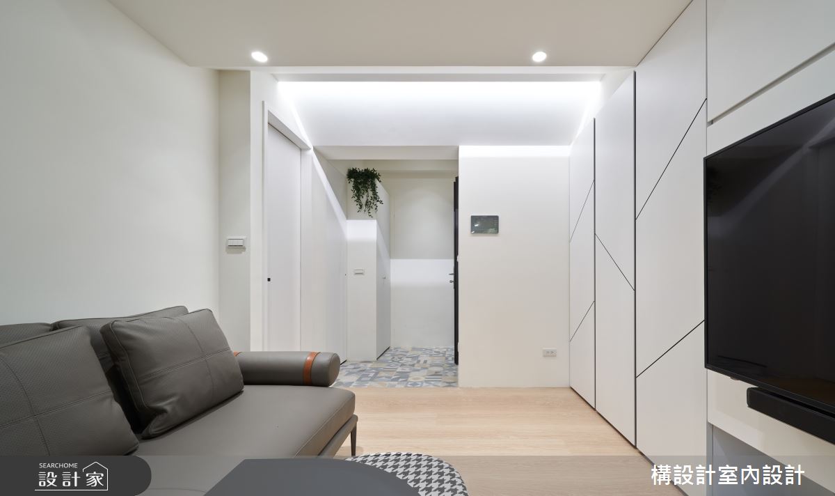 利用斜面天花板弱化橫樑與直柱的壓迫,營造逐步開闊的視覺效果,間接照明增加光影變化猶如天井映射的效果。