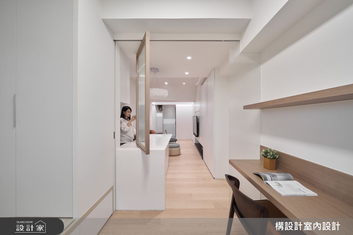 牆面替換為玻璃木框窗,藍色門推開後,玻璃木框窗可依據使用需求調整轉開或關閉的程度。