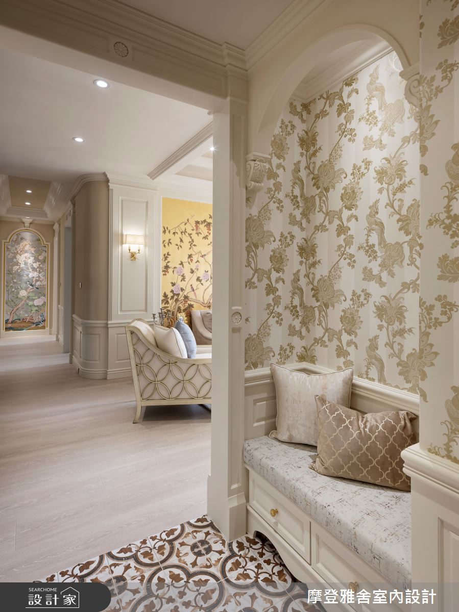 因應樑柱深度,規劃優雅又便利的穿鞋區。