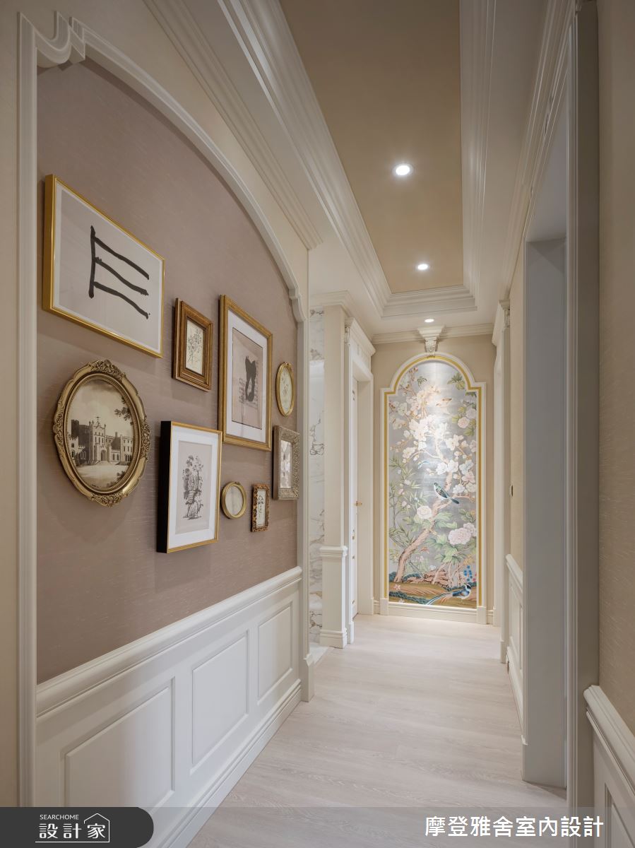廊道以藝廊的上呈現,盡頭植入花鳥畫與各領域相呼應。