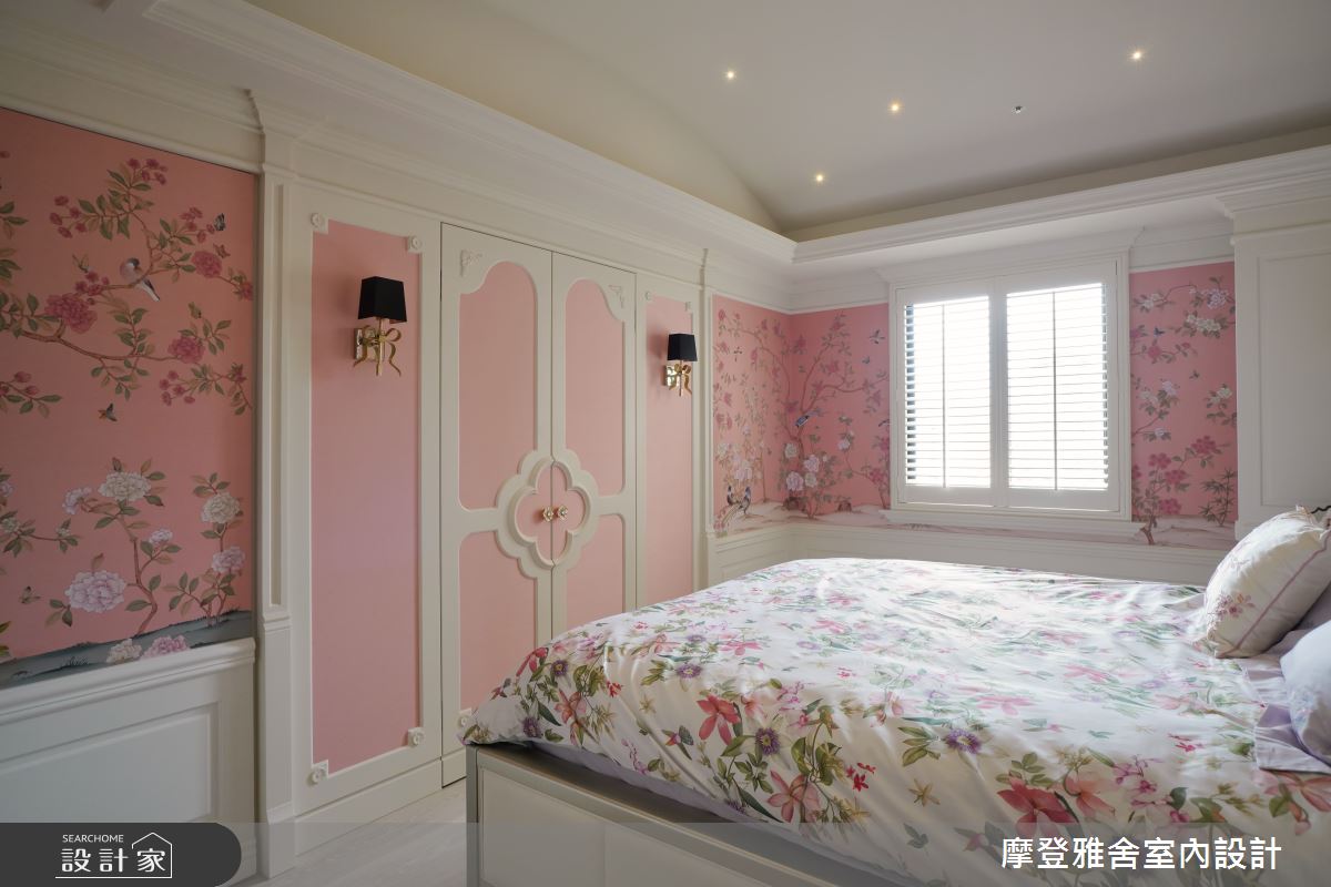 主臥大量使用屋主喜愛的牡丹粉,營造公主般的夢幻園地。