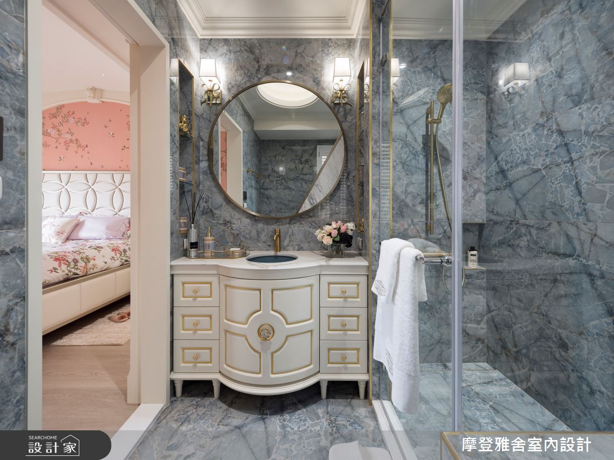 主衛浴使用猶如湖水流動般的波紋,輔以金邊飾之,寧靜放鬆。