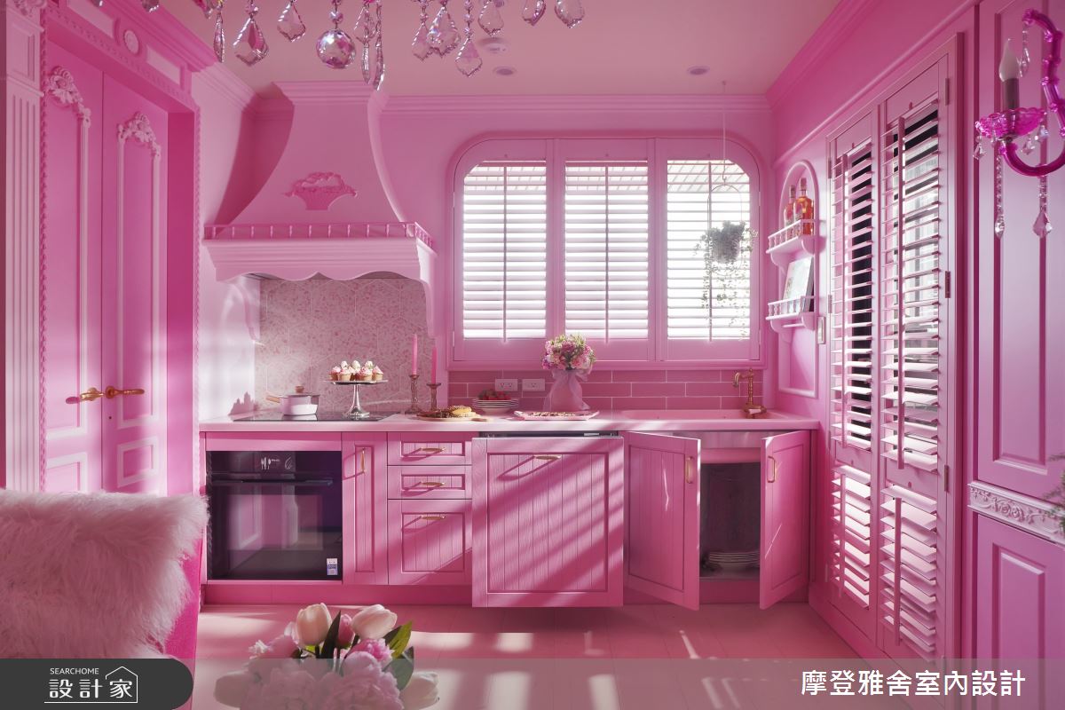 看似夢幻實則機能性十足的粉紅廚房,是根據喜愛烘焙的女屋主量身訂製。