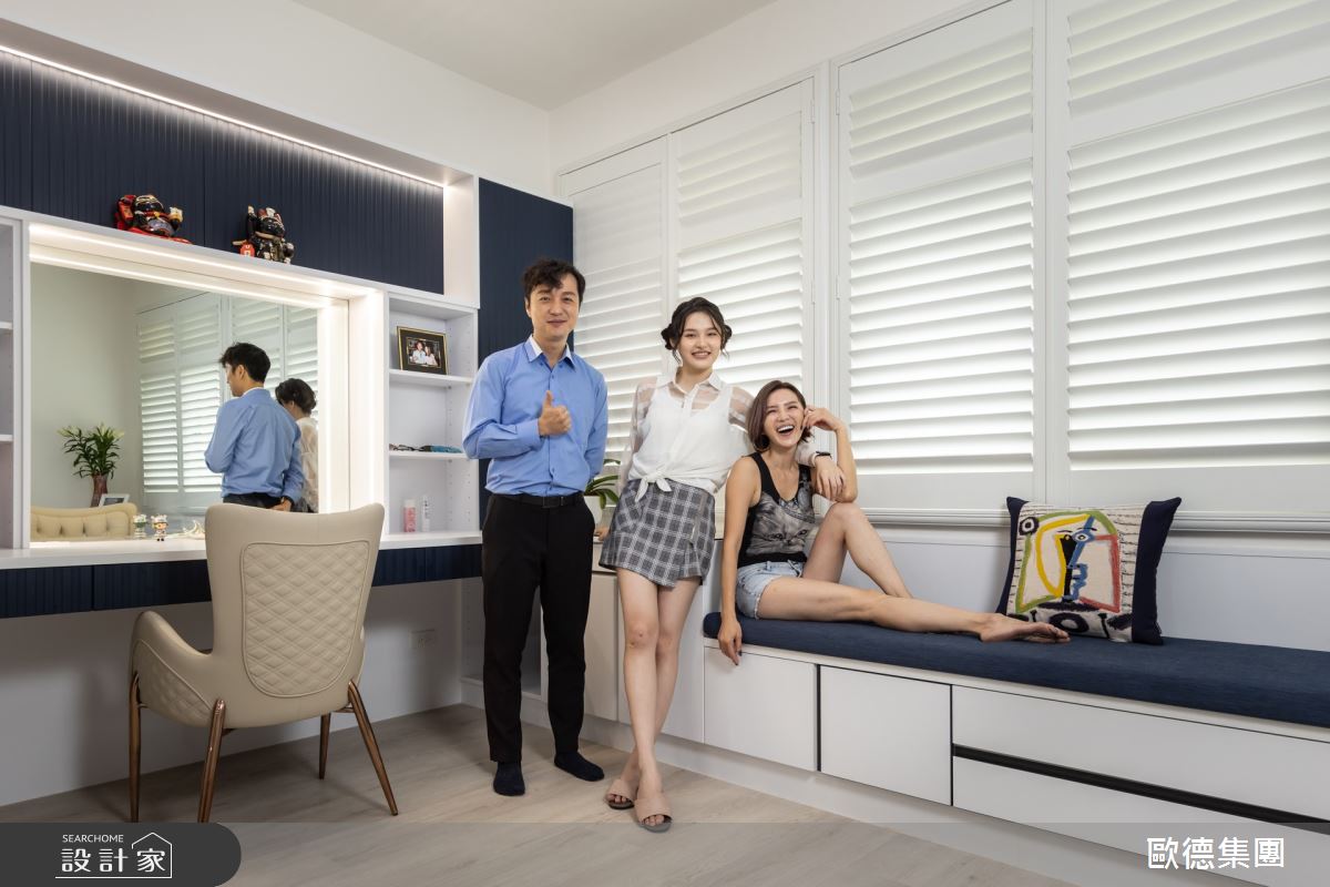 女星胡嘉愛 ( 右 ) 與女兒 Cindy ( 中 ) 開箱輕奢化妝間,歐德設計師陳一華 ( 左 ) 讓 46 年老屋也能好美麗。