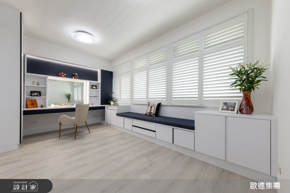 為了工作關係,藝人胡嘉愛將全屋三分之一變身超大又夢幻的化妝間,讓歐德設計師忍不住直說「好大氣也好任性的裝潢啊!」