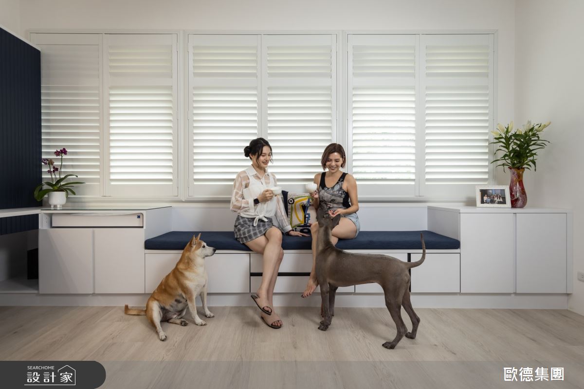 歐德規劃的臨窗臥榻區,下方矮櫃可以收納大量物品外,也是兩隻大毛孩的「觀景台」及胡嘉愛 ( 右 ) 和親友喝下午茶、談天說地的幸福場域。