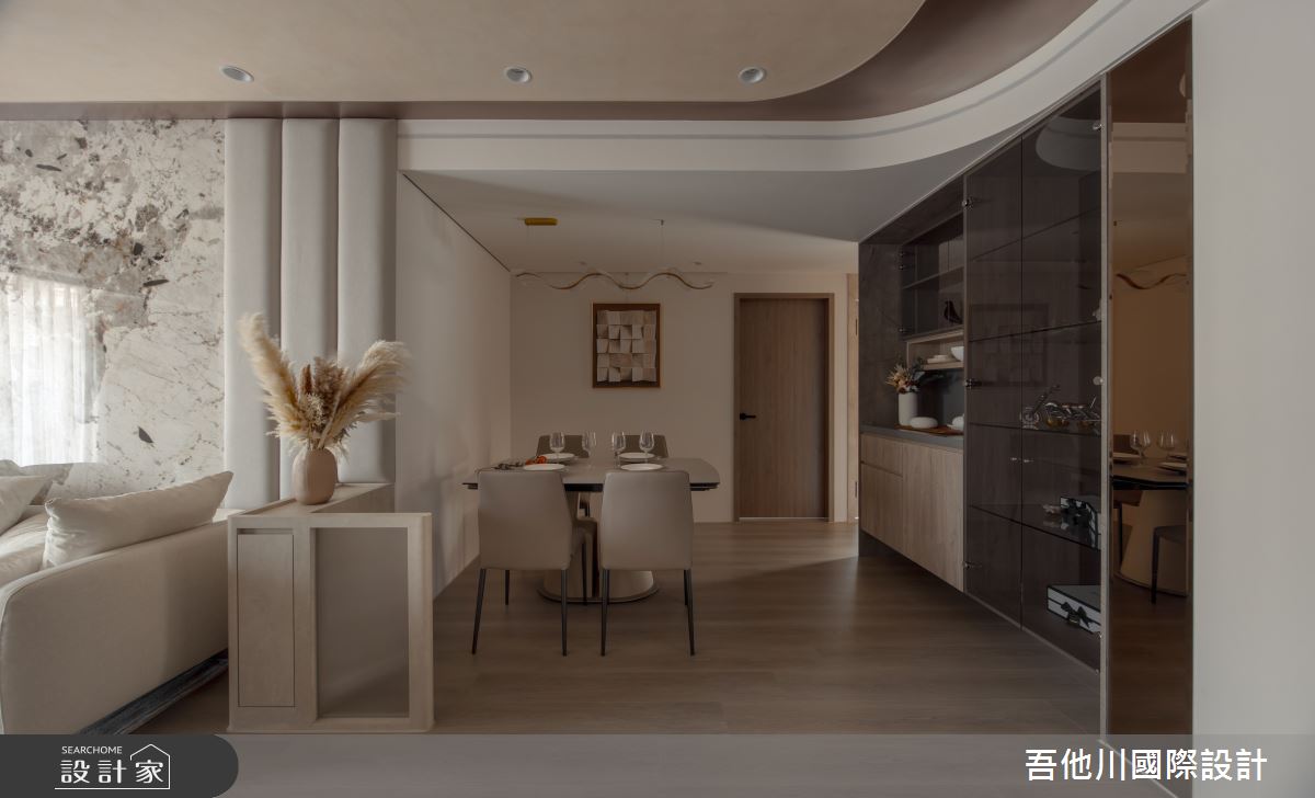 沙發櫃不僅有效劃分客廳與餐廳的空間距離,還兼具實用功能,設有插座與收納空間,提升整體的便利性。