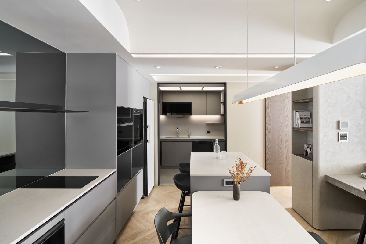 公領域牆面以淺色為主,因此搭配了深色櫥櫃、黑色鏡面的 svago 進口廚電,營造豐富視覺。