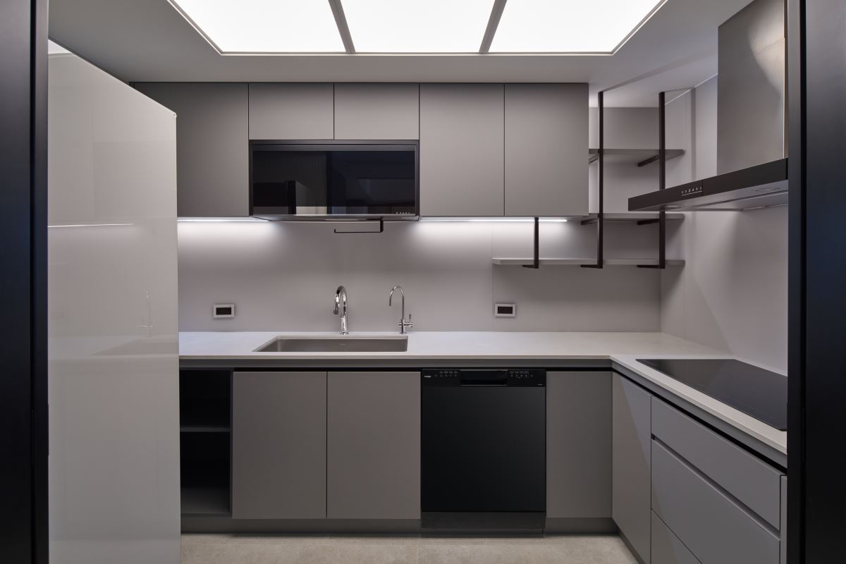 內廚特別安裝均勻發亮的光板,讓女主人烹飪時眼睛更舒適。