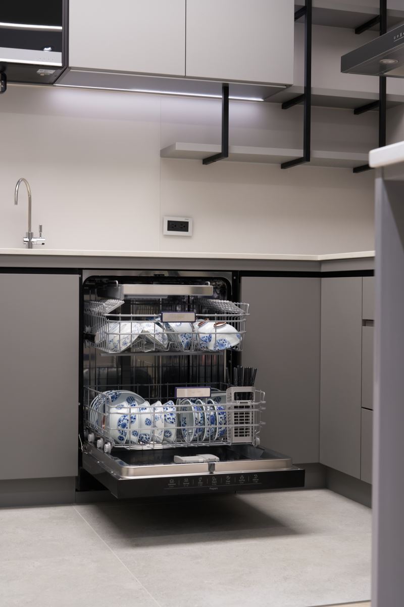 svago 獨立式熱風烘乾洗碗機擁有中式籃架,容量高達 16 人份,符合台灣人的碗盤使用習慣。