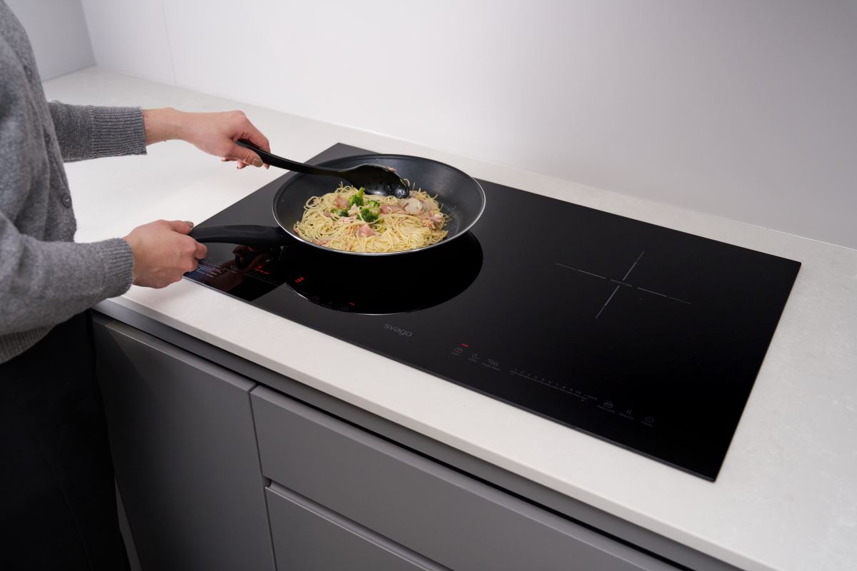 svago 橫式雙口 IH 感應爐 VEG2380 具備高功率的大面板設計,不會有撞鍋問題,還能快速熱炒。