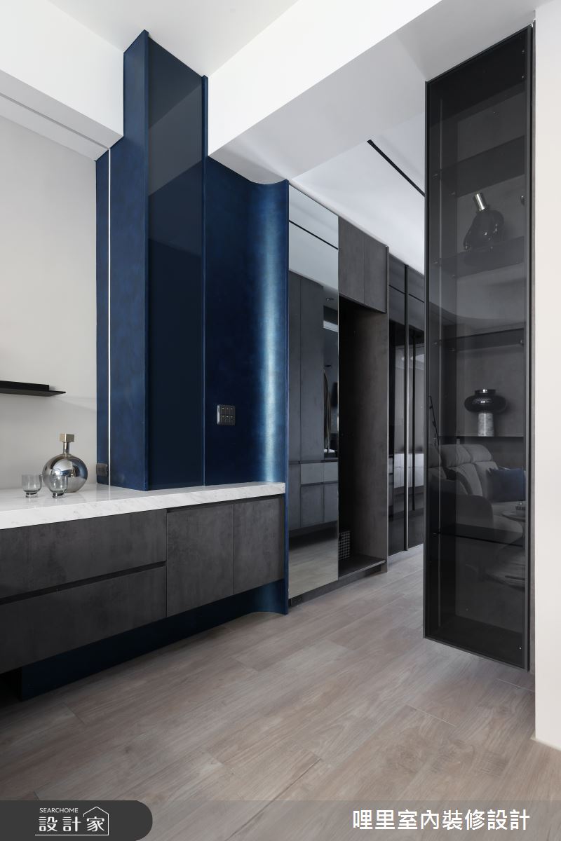 主臥室採取用MiniBar的設計,來修飾樑柱,加上燈帶圓弧,把畸零小角落改造,提升機能價值。