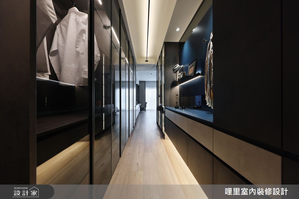 更衣室的天花板放入天際線燈具,提供明亮、拉伸深度,引導走向睡眠區的設計。