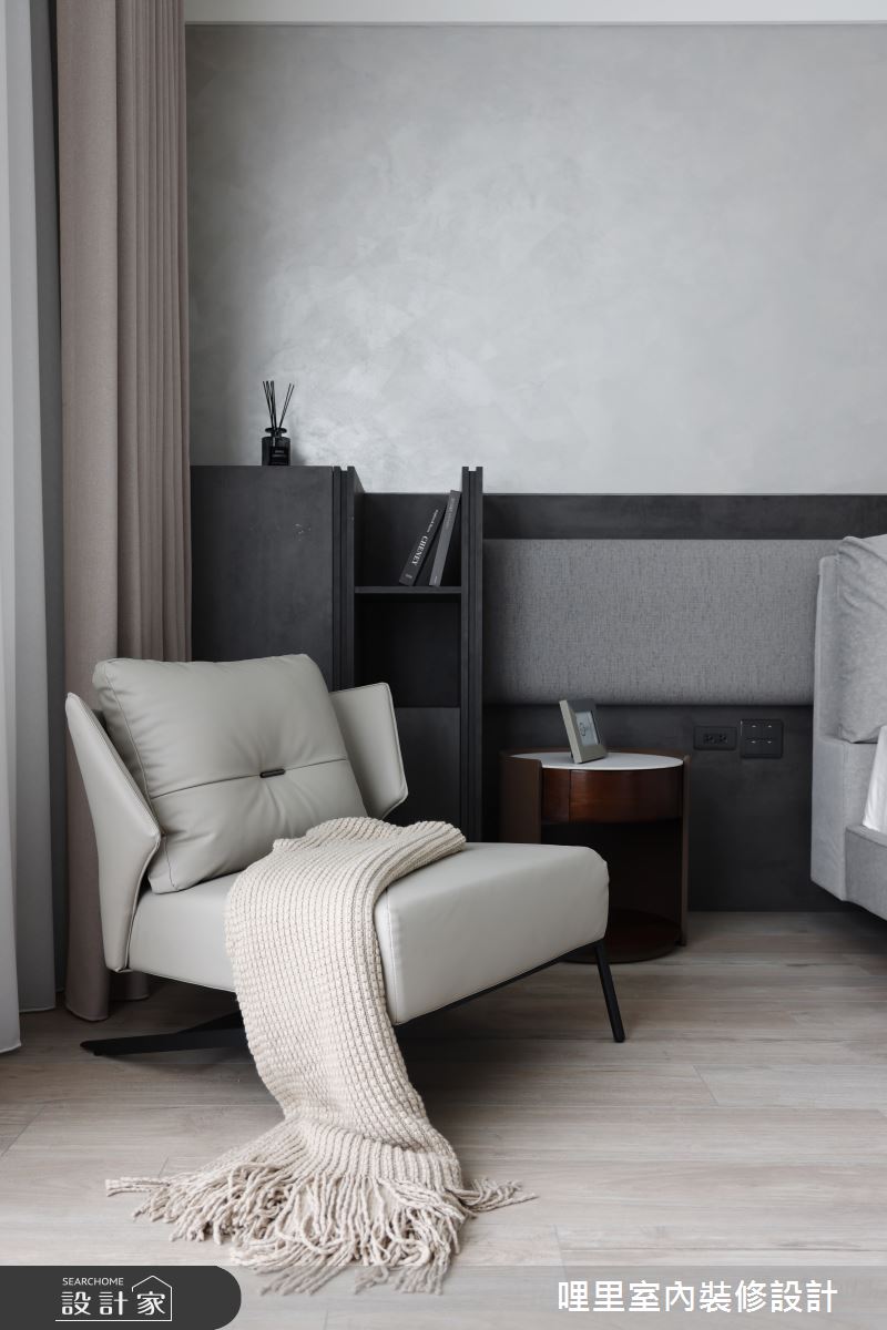 單椅與床頭櫃的設計,自成閱讀區,讓主臥室的空間更多變化。