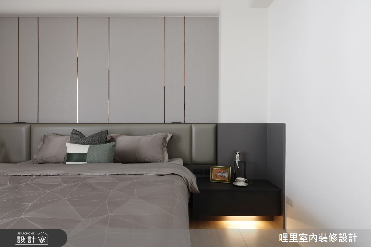 床頭櫃底下加裝安全夜燈,達到有設計氛圍也有實際用途的效果。