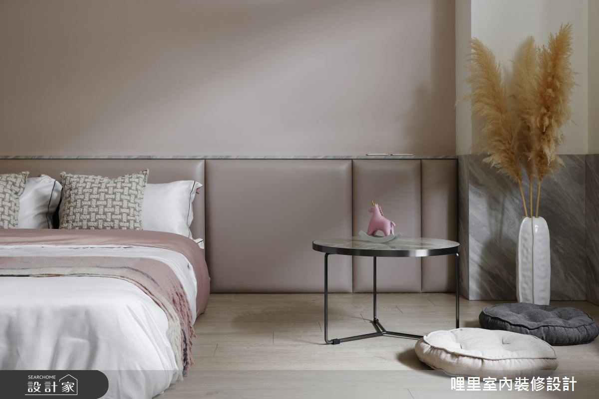 女孩房透過架高的床架,增加軟件,讓臥房間也有公共區塊,若是有朋友來訪,也能待在房內,讓孩子房的生活圈更加完整。