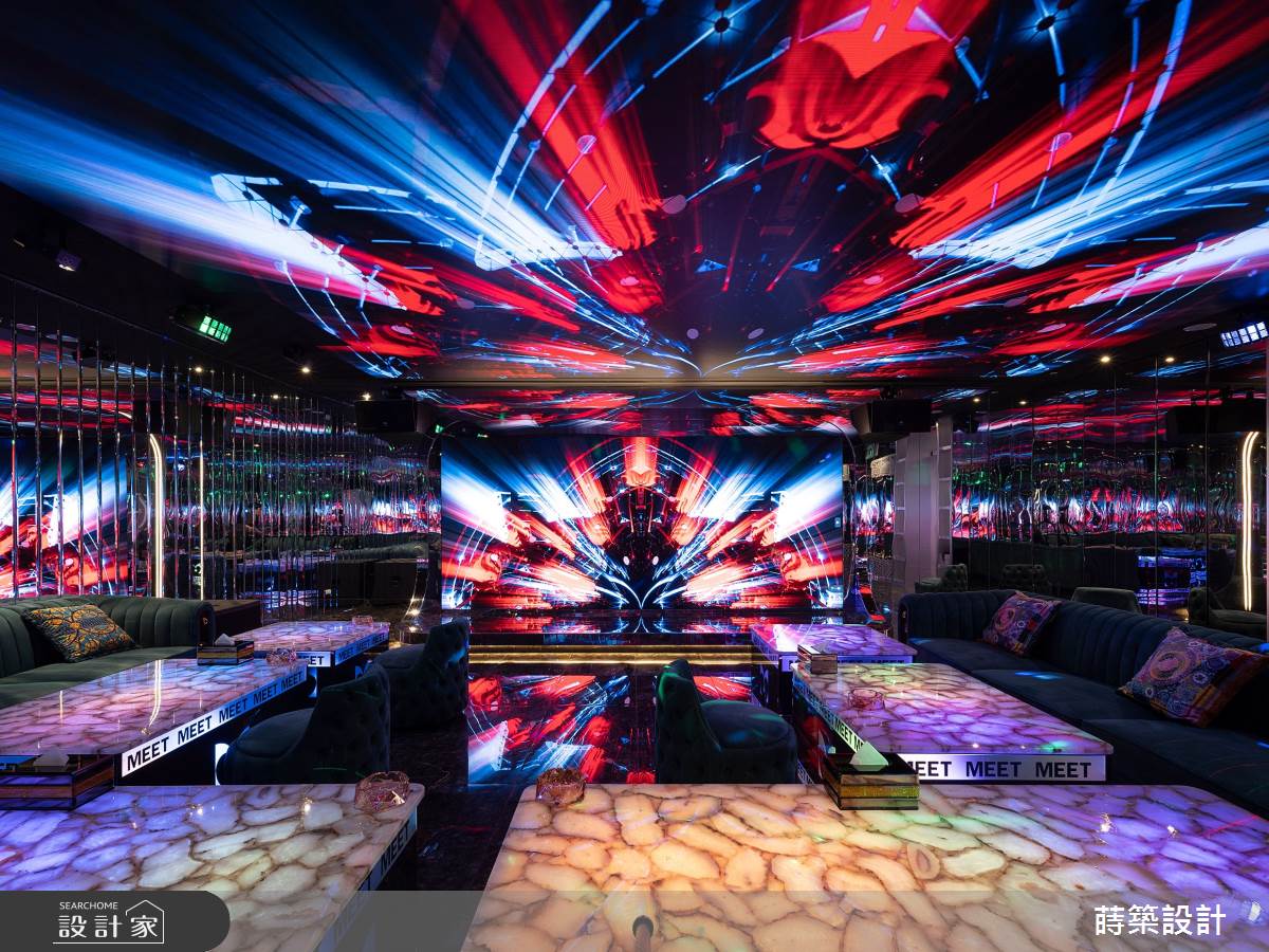 ㄇ字型環繞沙發與中央舞台的布局設計,成功將大部分賓客的視線和互動集中於中心區域,增強了包廂內的娛樂氣氛,讓每一位賓客都能在其中享受最為震撼的視聽體驗。