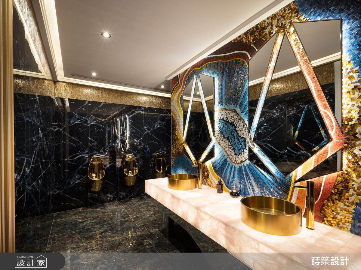 洗手檯面採用粉水晶材質,搭配金色小便桶,每間廁所的馬賽克拼貼磚選用不同畫作風格,增添藝術感,強化空間氛圍。
