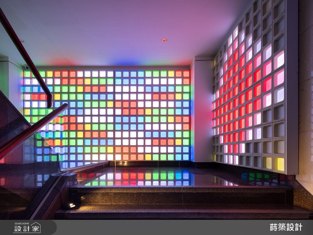 在梯間設置感應燈,步入大廳前,注入神秘的互動感氣氛。