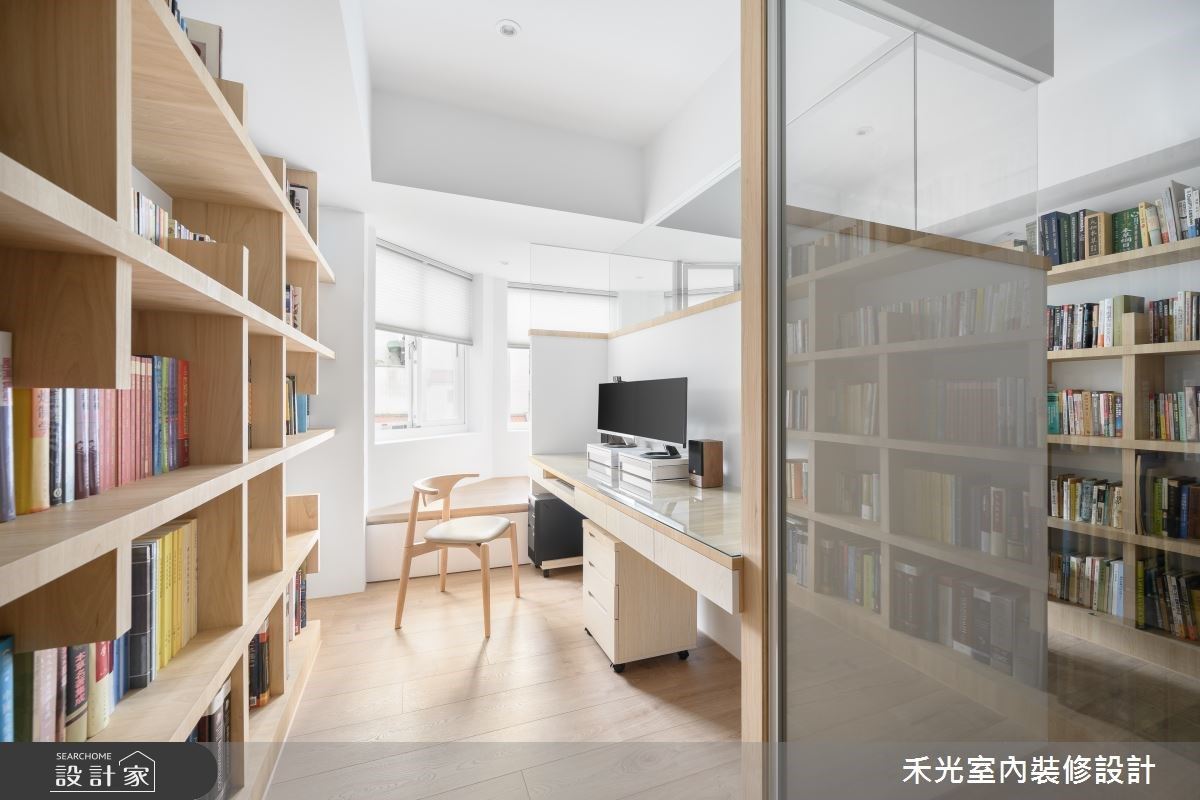 書房在配置上將書桌置中，兩側則為書架，去圍塑出回字型動線。書桌還是半高式的，因為我們都需要自己的空間，所以上面加了玻璃，中間還設置了拉門，有需要的時候拉起來，就能擁有獨立的空間，這樣我們開線上會議就不用擔心被打擾。