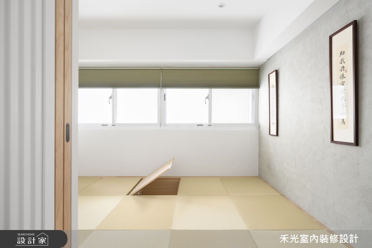 架高的和室鋪上榻榻米，材質踩起來超舒服的，完全符合我們喜歡的fu。而且榻榻米還是上掀式的，下面還有超大的收納空間，可以收納好多東西。