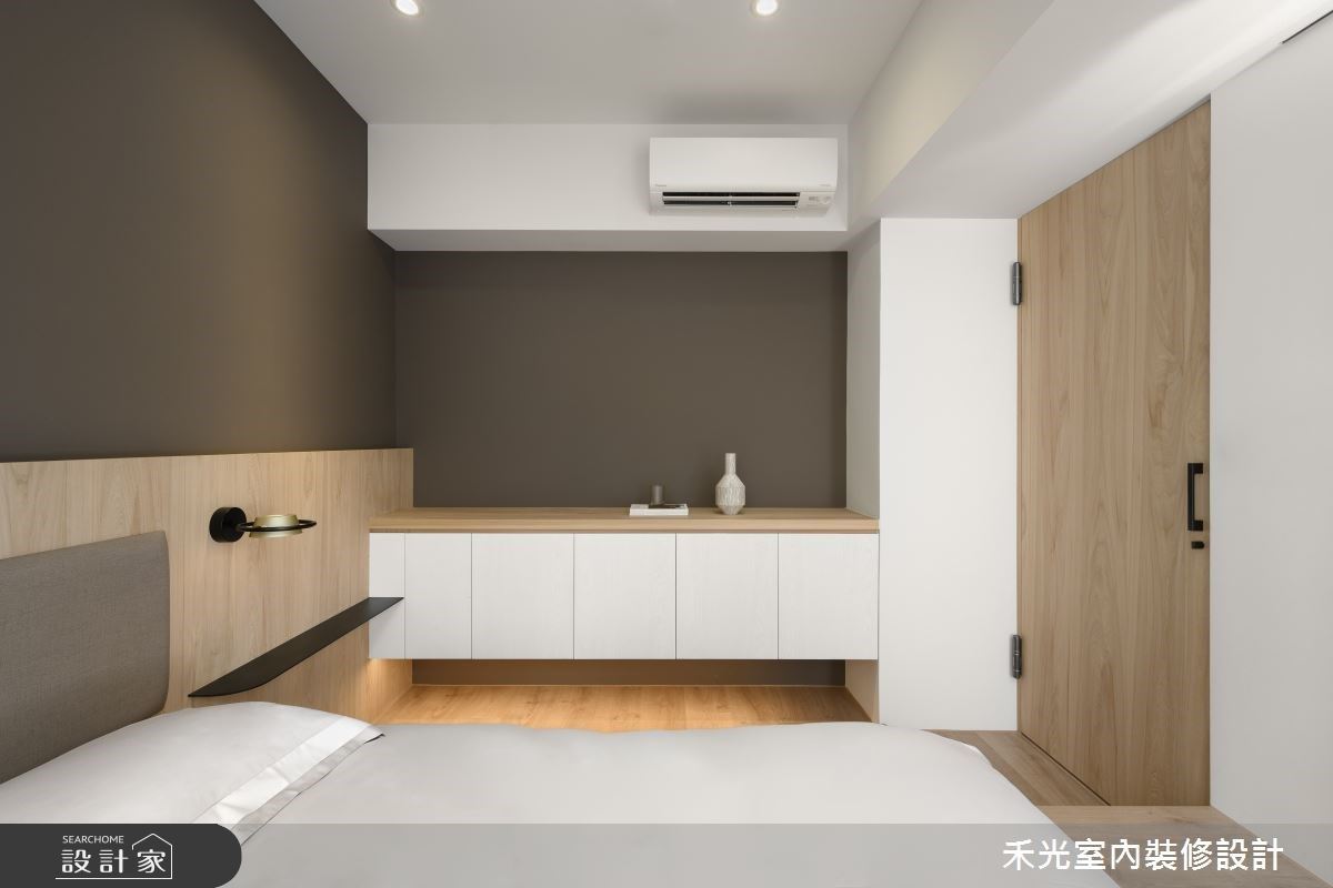 半高的床頭背板，延續了公共區域的木紋元素，還延伸出懸空的收納櫃，床架下方也有收納機能，設計簡直太完美了，設計師真的很為我們著想！