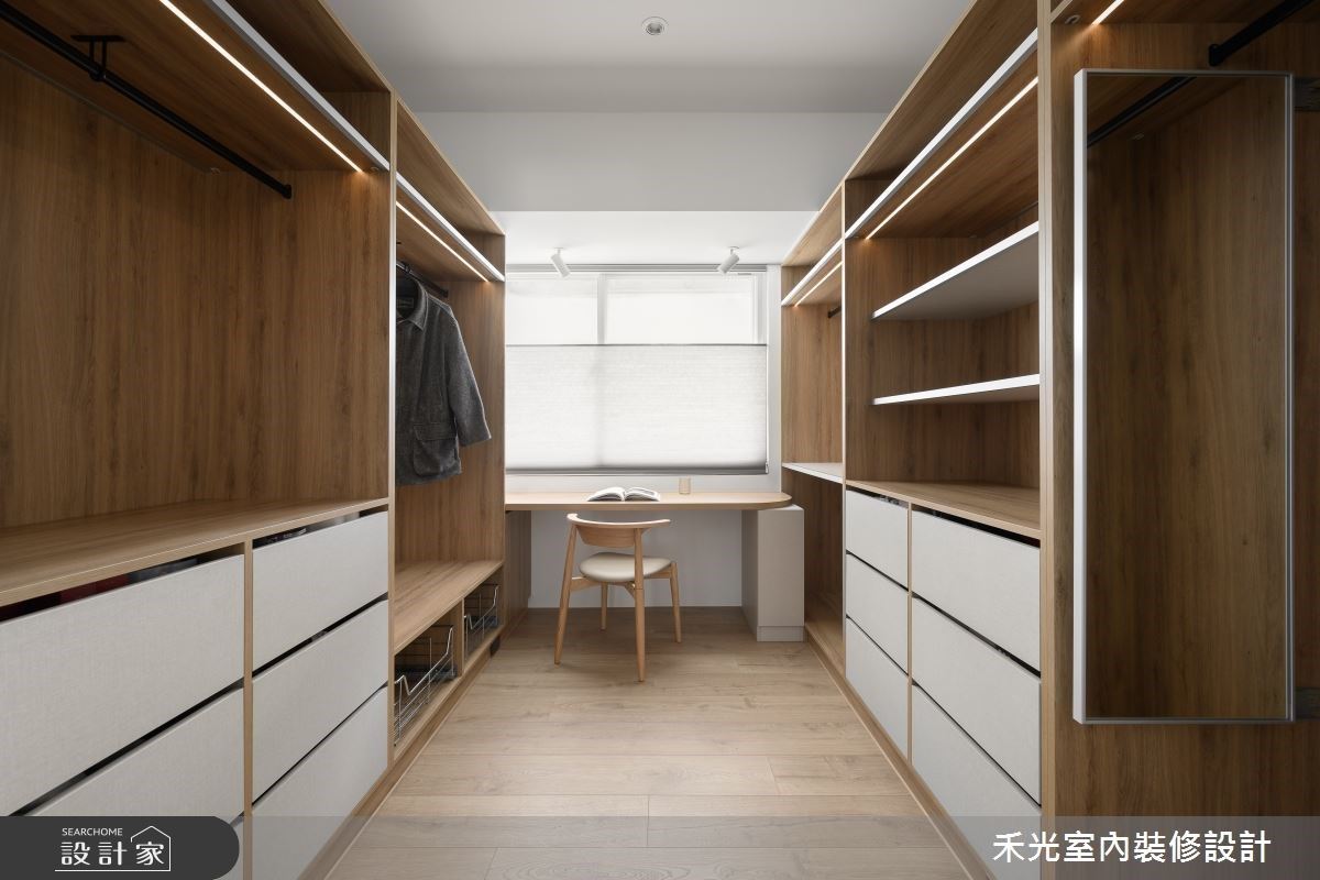 更衣室則配置在兩間臥室的中間，左右兩邊擺滿了衣櫃，收納空間直接拉滿！而且窗前還設置了化妝桌。