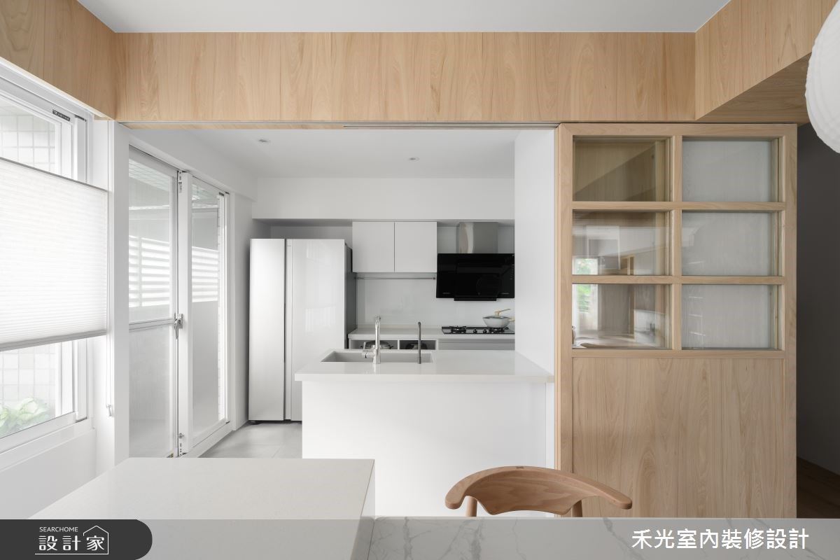 而且設計師還幫我們還特別設置了一個熱炒專用的隔屏，不管是開放還是關起來，都能保持視覺的通透感，這樣就算大火快炒，也不怕油煙亂竄，而且拉起來時，從客廳看過去，廚房還是美美的！